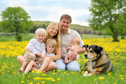 szczęśliwa rodzina z dziećmi i psem