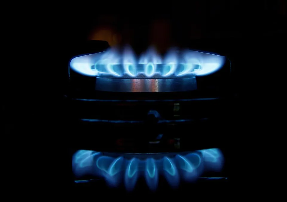 Płonący palnik w kuchence gazowej