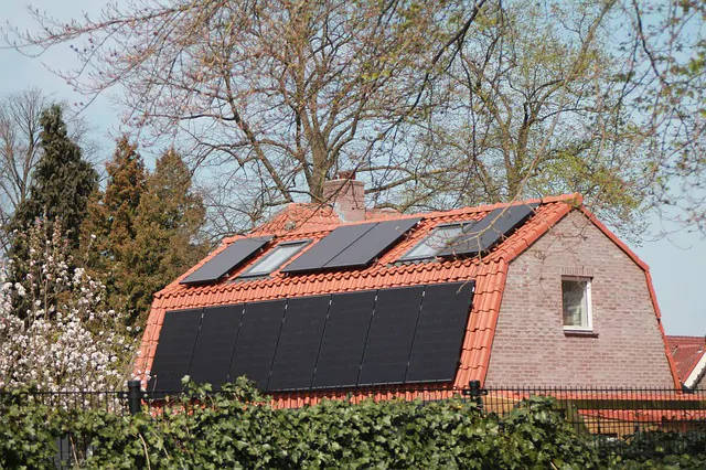 Panele fotowoltaiczne Full Black zamontowane na dachu domu jednorodzinnego.