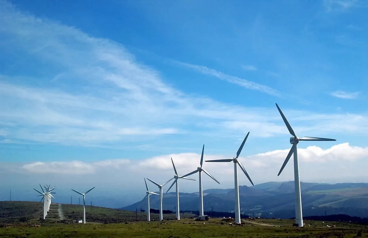 Panele fotowoltaiczne plus turbina wiatrowa - idealne źródło energii?
