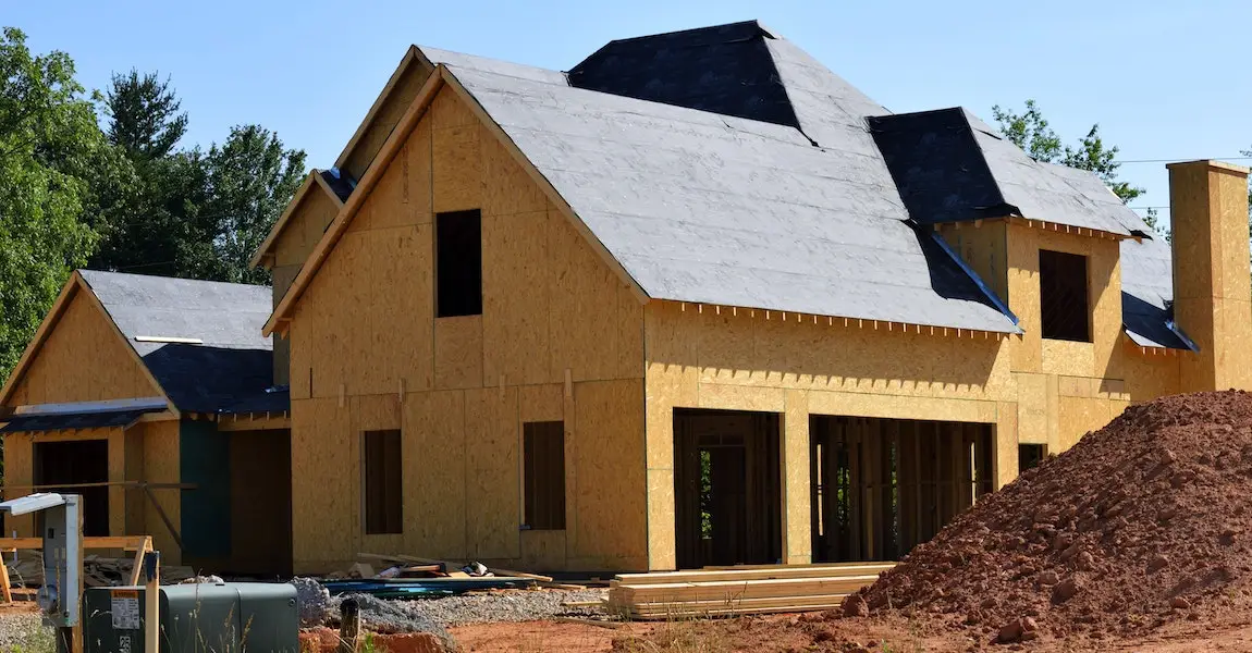 Panele fotowoltaiczne zamiast dachówki - czy warto inwestować w dach solarny?