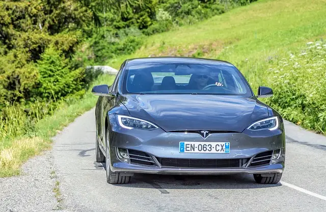 Tesla zwiększa produkcję aut elektrycznych